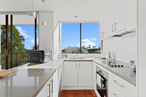 Prime Location 2-Bed Apartment With Parking - Accommodation Sunshine Coast 3