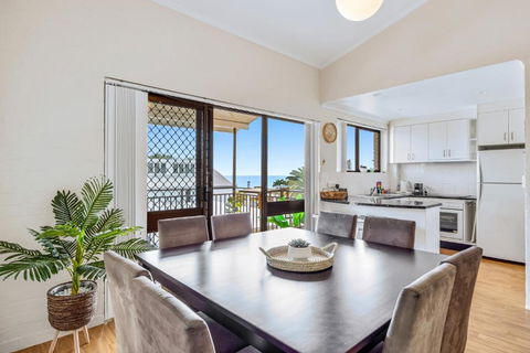 Quaint 2-Bed Beach Abode With Ocean Views - Accommodation Sunshine Coast 0
