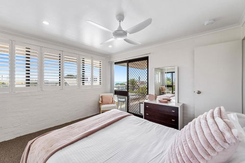 Quaint 2-Bed Beach Abode With Ocean Views - Accommodation Sunshine Coast 3