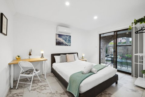 Quaint Double Room - Centrally Located At Glenfield - Shared Bathroom - Accommodation Sunshine Coast 0