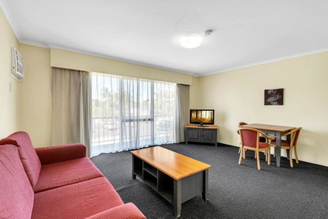 Quiet Unit In Leafy Hotel - Accommodation Sunshine Coast 0