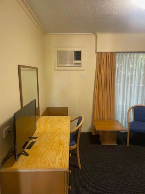 Quiet Unit In Leafy Hotel - Accommodation Sunshine Coast 3