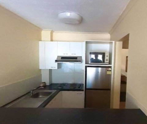 Quiet Unit In Leafy Hotel - Accommodation Sunshine Coast 2