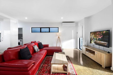 Raven West House I Corporate Or Holiday - Accommodation Sunshine Coast 1
