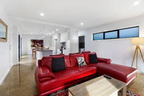 Raven West House I Corporate Or Holiday - Accommodation Sunshine Coast 2