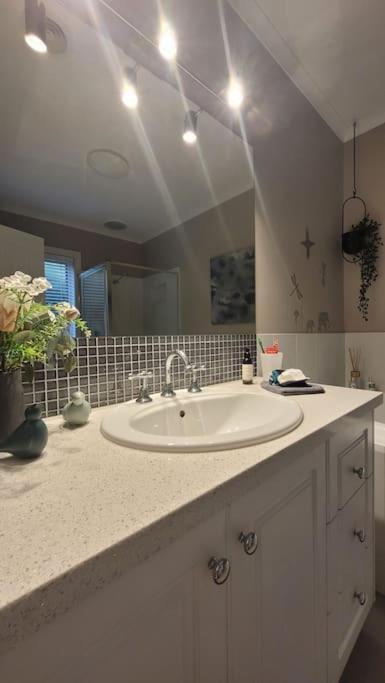 Quiet Family Retreat Getaway - Wildlife Park, Sovereign Hill, Kryall Castle And City At Your Door - Modern House, 8 Guests, 4 Bedrooms, 5 Beds - Accommodation Sunshine Coast 2