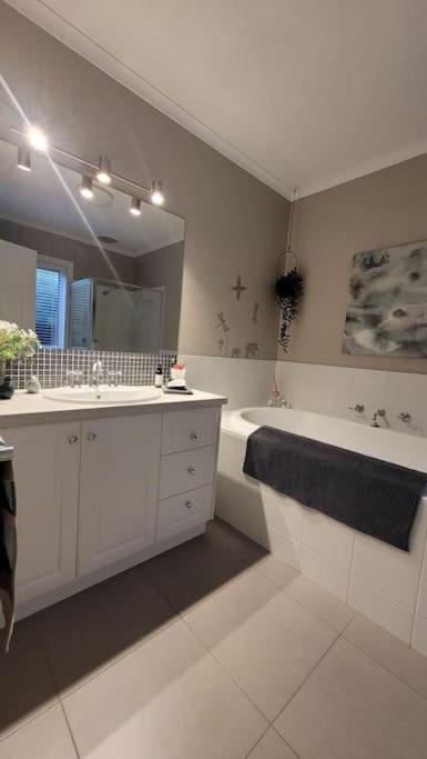 Quiet Family Retreat Getaway - Wildlife Park, Sovereign Hill, Kryall Castle And City At Your Door - Modern House, 8 Guests, 4 Bedrooms, 5 Beds - Accommodation Sunshine Coast 3
