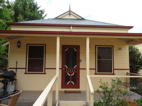 Autumn Affair Cottage 5 - Accommodation Sunshine Coast 0