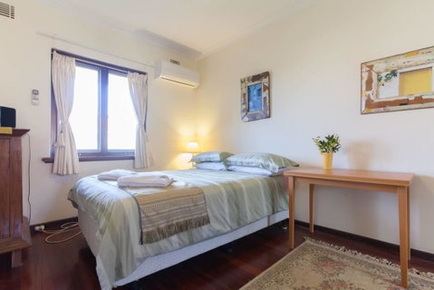 B8 Cafes, Resturants, UWA Close To SCGH - Accommodation Sunshine Coast 3