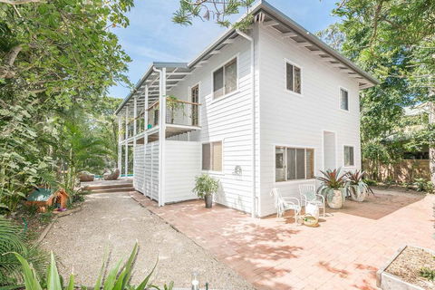 Beach Chalet - Accommodation Sunshine Coast 3