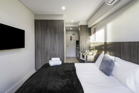 BEACH LOCATION STUDIO // CLOVELLY 1 - Accommodation Sunshine Coast 3