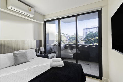 BEACH LOCATION STUDIO // CLOVELLY 2 - Accommodation Sunshine Coast 3