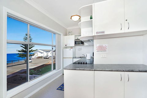 Beachcomer, Unit 1 - The Entrance, NSW - Accommodation Sunshine Coast 2