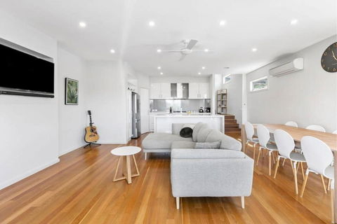 Riviera Lakeside With Uninterrupted Water Views - Accommodation Sunshine Coast 2