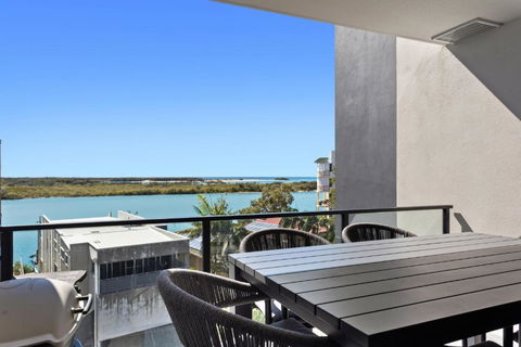 Riverfront 2-Bed With Pool, Sauna, Gym & Views - Accommodation Sunshine Coast 1