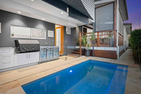 Redcliffe CBD Family Beach House - Accommodation Sunshine Coast 0