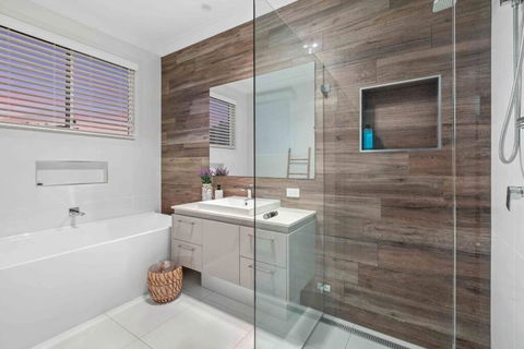 Redcliffe CBD Family Beach House - Accommodation Sunshine Coast 3