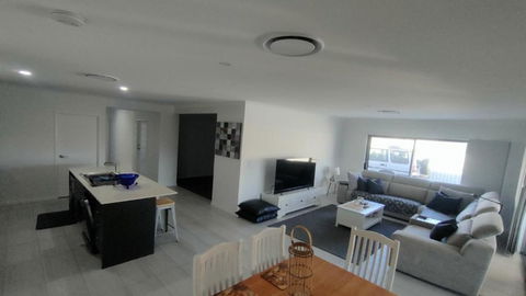 Relax Poolside By The Canal - Accommodation Sunshine Coast 3