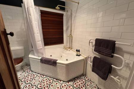 Renovated Cottage Near Cataract Gorge Launceston - Accommodation Sunshine Coast 3