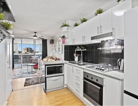 Retro Chic Vibes, Tropical Pool & Prime Location - Accommodation Sunshine Coast 3