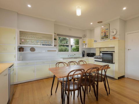 Retro Retreat - Accommodation Sunshine Coast 3