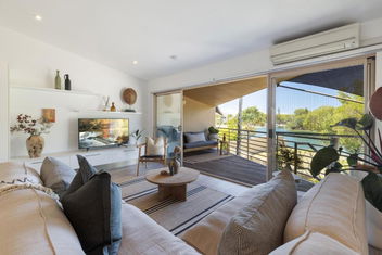 Riverfront Luxury, Poolside, Near Hastings with Accommodation Sunshine Coast