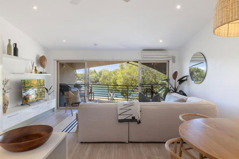 Riverfront Luxury, Poolside, Near Hastings - Accommodation Sunshine Coast 3