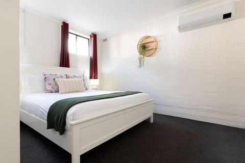 Riverside Gem With Parking And WiFi - Accommodation Sunshine Coast 2