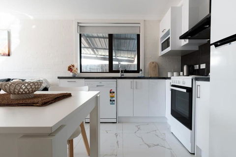 Riverside Gem With Parking And WiFi - Accommodation Sunshine Coast 3