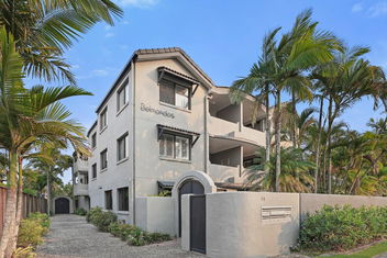 Riverside Location, Noosa Sound with Accommodation Sunshine Coast