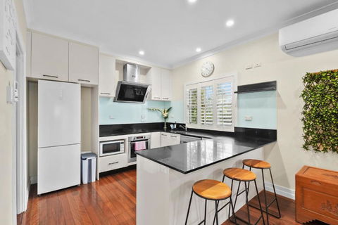 Room In Large Home 6 Min To CBD - Accommodation Sunshine Coast 2