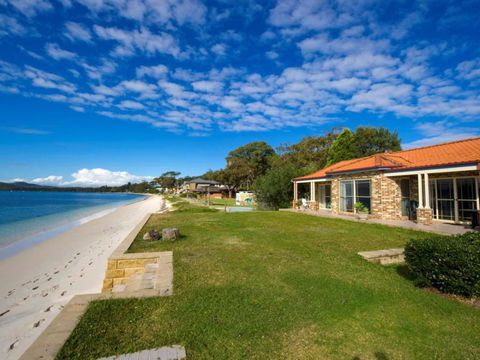 Salamander Beach Front - Accommodation Sunshine Coast 0