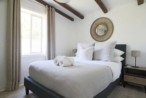 Rustic Chic 200 Metres From CBD - Accommodation Sunshine Coast 3