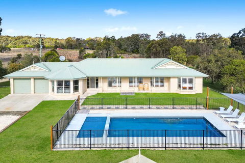 Roads End With Games Barn Ponies Alfresco Dining - Accommodation Sunshine Coast 0