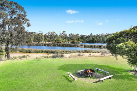 Roads End With Games Barn Ponies Alfresco Dining - Accommodation Sunshine Coast 3