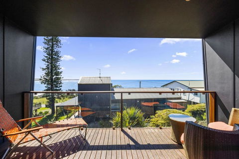 Rock Ledge - Accommodation Sunshine Coast 0