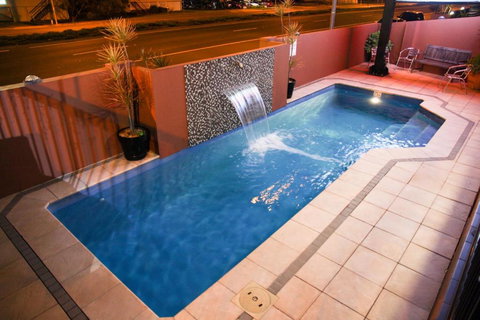 Rocky Resort Motor Inn - Accommodation Sunshine Coast 2