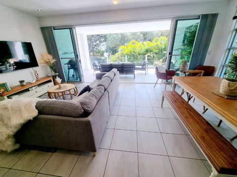 Rosalynda- Luxury Beachfront 3 BR Townhouse - Accommodation Sunshine Coast 3
