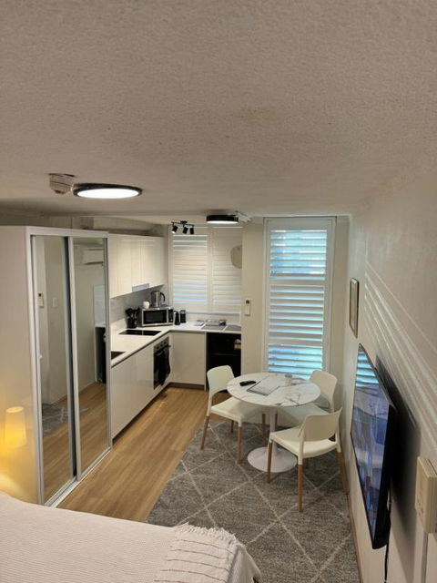 Sam The Central Studio - Accommodation Sunshine Coast 2