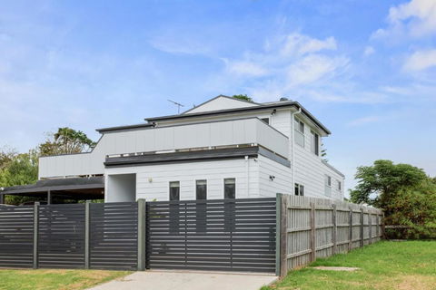 Sanctuary Lodge By Ready Set Stay - BYO LINEN & TOWELS - Accommodation Sunshine Coast 2