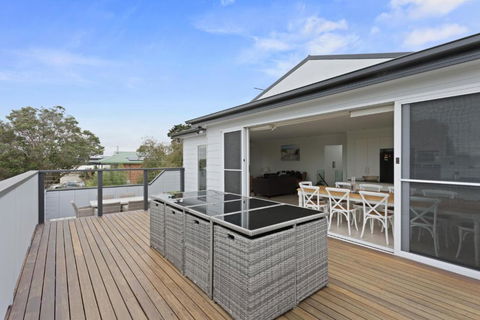 Sanctuary Lodge By Ready Set Stay - BYO LINEN & TOWELS - Accommodation Sunshine Coast 0