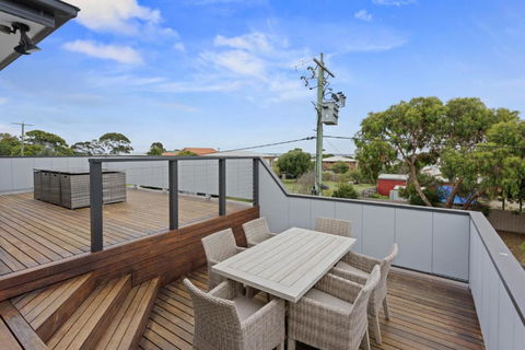 Sanctuary Lodge By Ready Set Stay - BYO LINEN & TOWELS - Accommodation Sunshine Coast 3