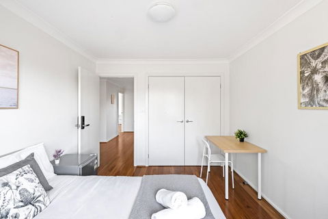 Serene Double Room In Panania - Close To Stations & Shops - Shared Bathroom - Accommodation Sunshine Coast 1