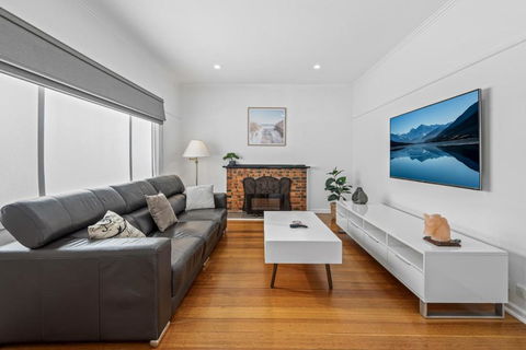 Spacious 3-Bed With Outdoor Dining Near Airport - Accommodation Sunshine Coast 0