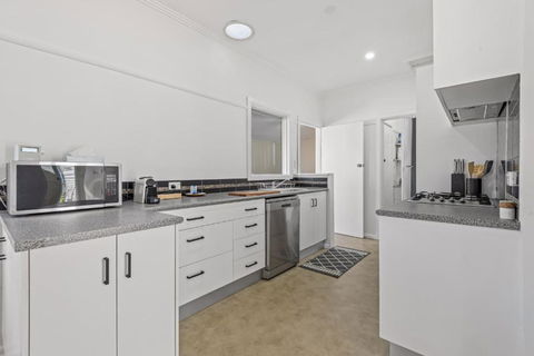 Spacious 3-Bed With Outdoor Dining Near Airport - Accommodation Sunshine Coast 3