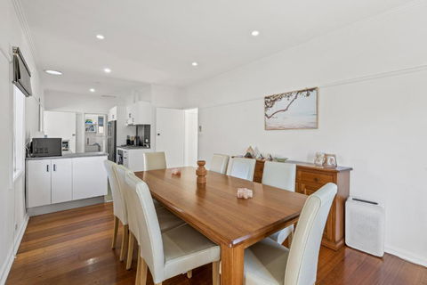 Spacious 3-Bed With Outdoor Dining Near Airport - Accommodation Sunshine Coast 2