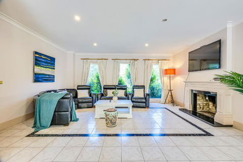 StayAU Expansive 7BR Villa Scenic Warrandyte - Accommodation Sunshine Coast 3