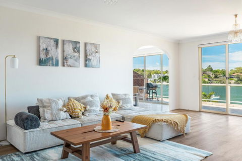 Stunning Waterfront Place With Swimpool, Harbour View And Free P - Accommodation Sunshine Coast 0