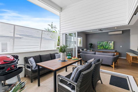 Stylish 3BD Townhouse Camp Hill, Sleeps 8, Wifi, Parking - Accommodation Sunshine Coast 3