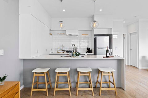 Stylish 3BD Townhouse Camp Hill, Sleeps 8, Wifi, Parking - Accommodation Sunshine Coast 2